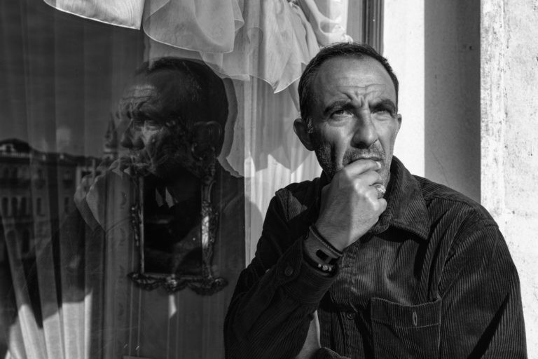 Ασπρόμαυρη φωτογραφία από την έκθεση «Η Ελληνική Ψυχή» του Νίκου Αλιάγα
